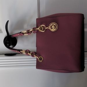 ***BRAND NEW MICHAEL KORS PURSE. Never used. Mint condition.